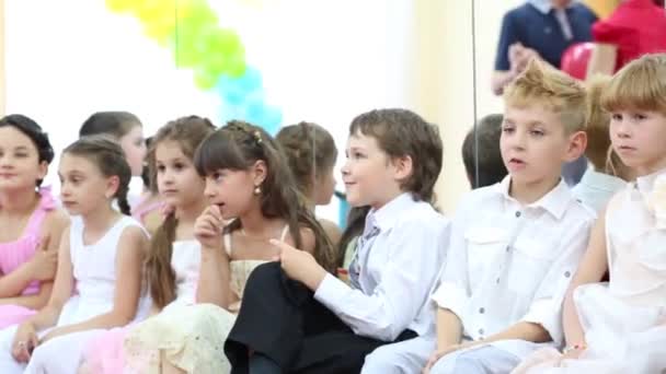 Petits garçons et filles assis près du miroir — Video