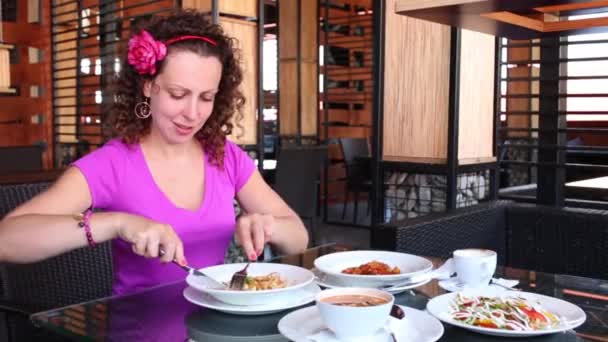 Frau schneidet Essen auf Teller — Stockvideo