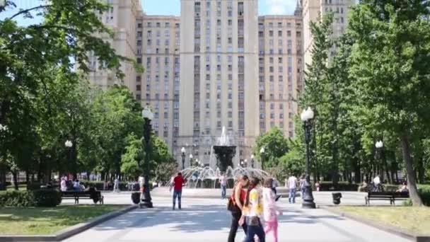 Pohled na budovu náměstí Kudrinskaja a fontána — Stock video
