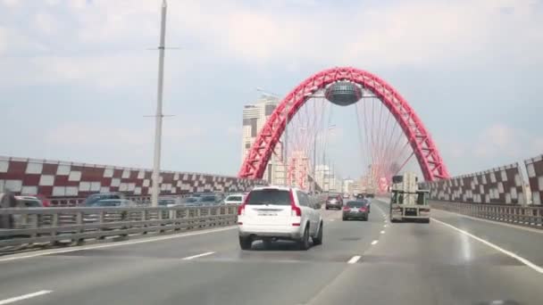 Автомобили на живописном мосту — стоковое видео