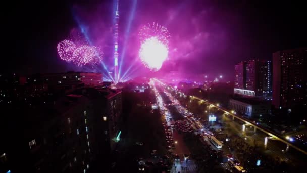Fuegos artificiales cerca de la torre de televisión Ostankinskaya — Vídeo de stock