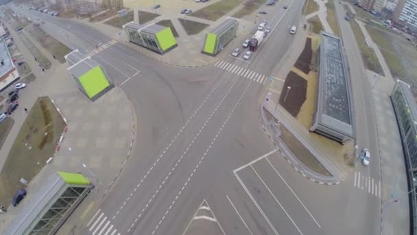 Carrefour avec transport urbain — Video