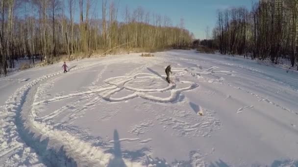 Bambina a piedi lungo il sentiero sul lago — Video Stock