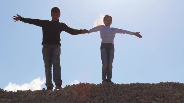 Dziewczyna i chłopak trzymać ręce razem — Wideo stockowe