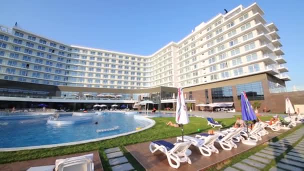 Grande piscina com turistas — Vídeo de Stock