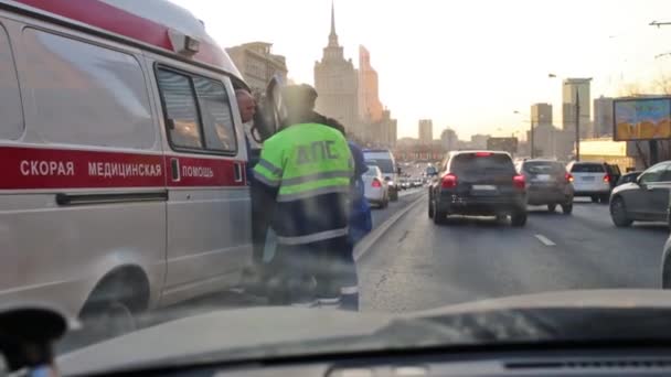 Stadsverkeer met ambulance — Stockvideo