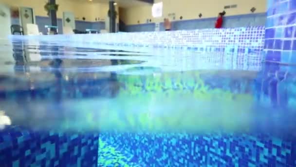 Unter Wasser Blick auf Pool — Stockvideo