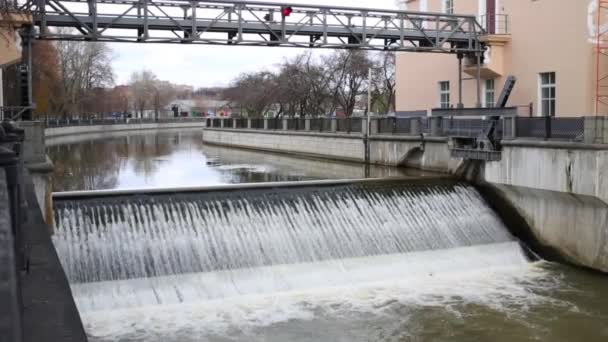 Små vattenfall kanal i stan — Stockvideo