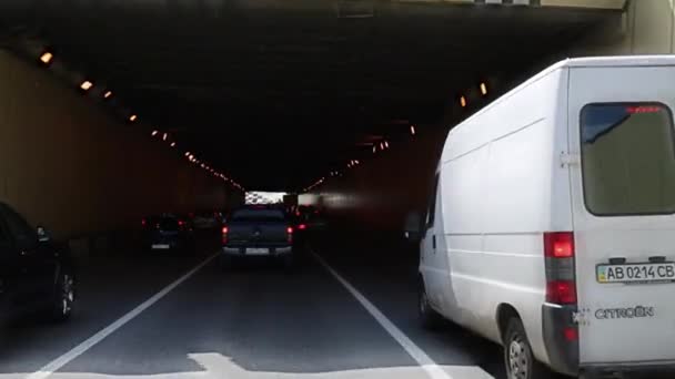 Auto's in de tunnel van de ringweg van de tuin — Stockvideo