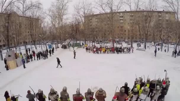 Gruppen von Menschen in Rüstung — Stockvideo