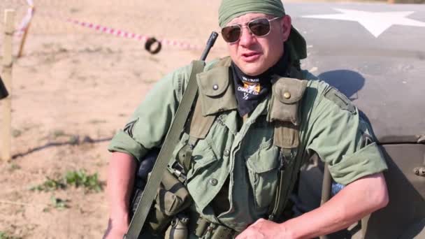 Mannen i uniform av amerikansk soldat — Stockvideo