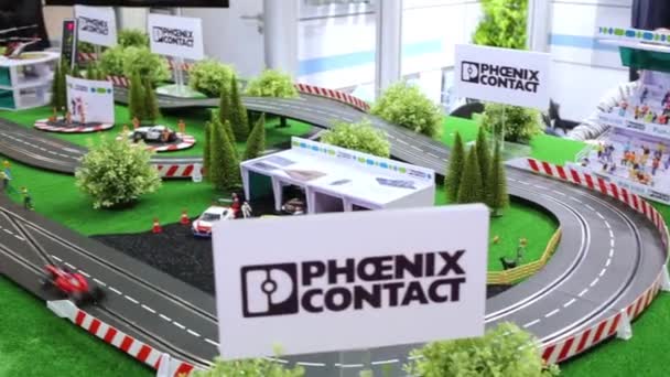 Modelo de pista de corrida no pavilhão de Mosexpo — Vídeo de Stock