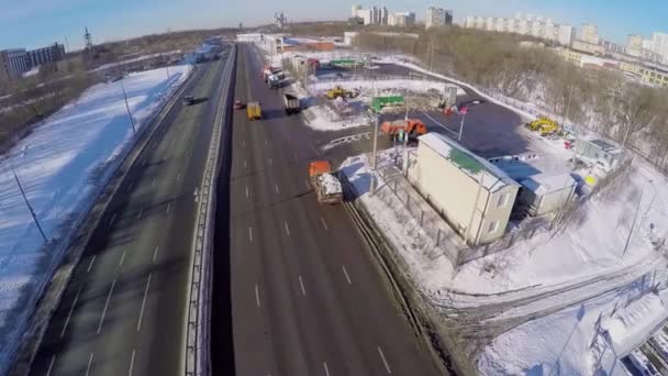 Transportera trafik nära snö smältning station — Stockvideo