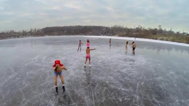 Naked young people slide on skates — Stock Video