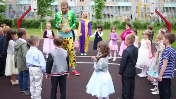 Facilitadores y niños en el parque infantil — Vídeos de Stock