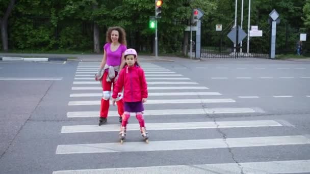Mother and girl roller skate — Stock Video