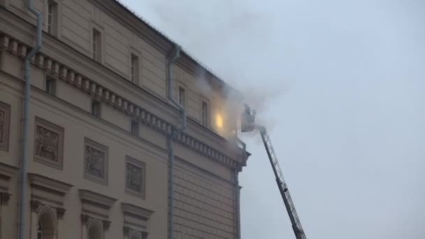 Tűzoltó átmeneti tűz kialszik — Stock videók