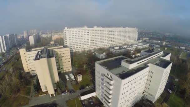 Gebouw complex van klinisch ziekenhuis — Stockvideo