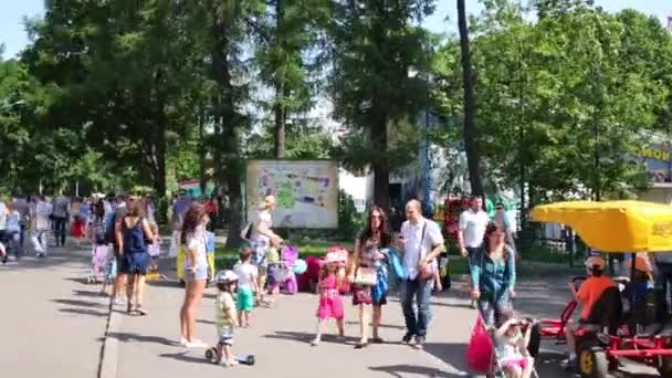 People in Sokolniki park — Stock Video