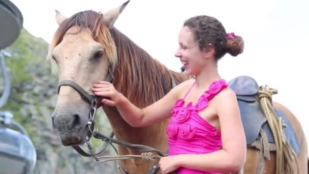 Femme se soucie cheval — Video