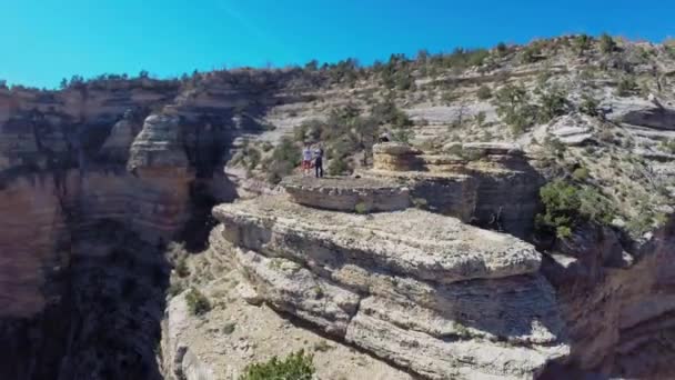 La gente se para en la cima de la montaña rocosa — Vídeos de Stock