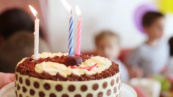 Las manos femeninas sostienen pastel de cumpleaños — Vídeos de Stock