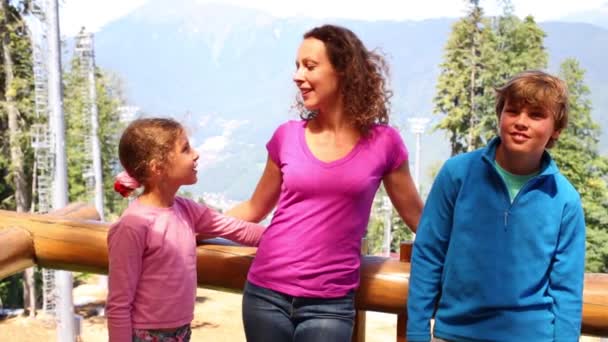 Anya és két gyerek beszélnek — Stock videók