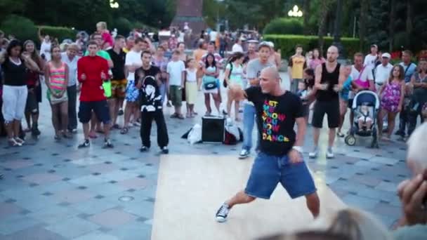 Yalta Crimea Ucrania Ago 2013 Bailarina Calle Por Noche Marzo — Vídeos de Stock