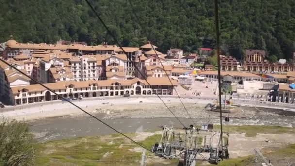 Teleférico con vista de la ciudad a pie de montaña — Vídeo de stock