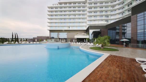 Otel yakınındaki boş havuza — Stok video