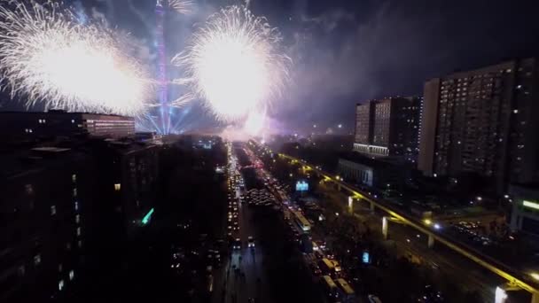 Fogos de artifício e projetores raios no céu escuro — Vídeo de Stock