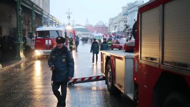 Vigili del fuoco e soccorritori camminano tra le auto — Video Stock