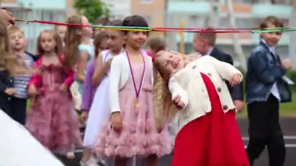 Children pass under rope on playground — Stock Video