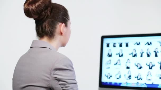 Businesswoman looks at computer screen — Stock Video