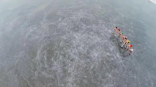 Naakte jonge mannen en vrouwen schaatsen — Stockvideo