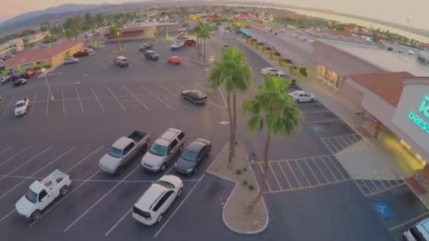 Plaza de aparcamiento cerca del centro comercial — Vídeos de Stock