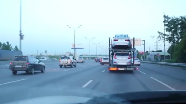 Traffico su strada durante il giorno — Video Stock