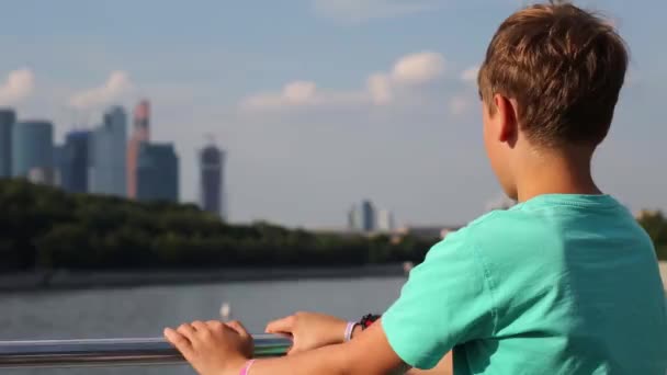 Costas de menino olhando para arranha-céus modernos — Vídeo de Stock