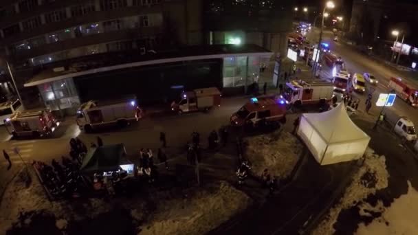 Zwangsmotoren mit Scheuklappen auf dem Preobraschenskaja-Platz — Stockvideo