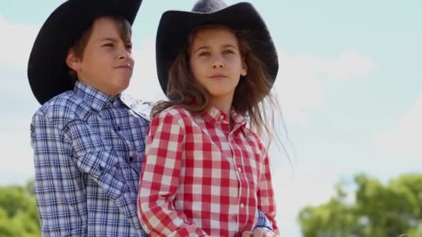 Niño sentarse detrás de chica — Vídeos de Stock