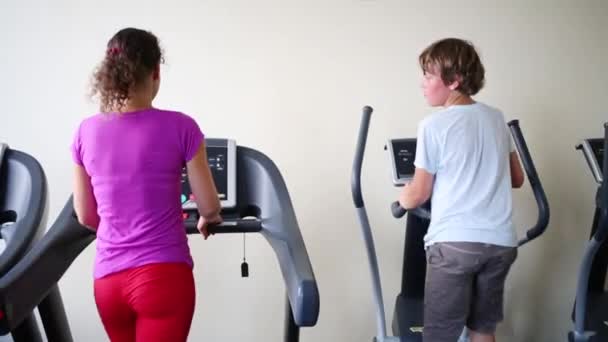 Woman and boy training in fitness center — Stok video
