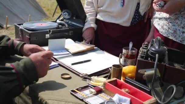 Hombre en uniforme emite documentos a las mujeres — Vídeos de Stock