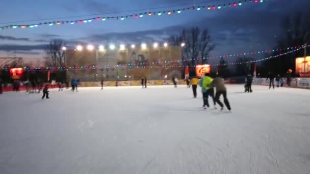 Emberek mozgásban silent disco korcsolyázás — Stock videók