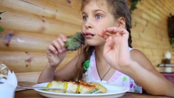 Kleines Mädchen schmeckt unappetitlichen Salat — Stockvideo