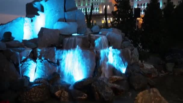 Fontana con illuminazione vicino Hotel Bogatyr — Video Stock
