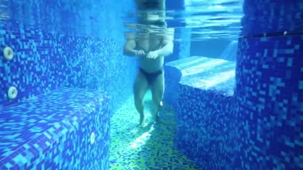 Athlete swims under water — Stock Video