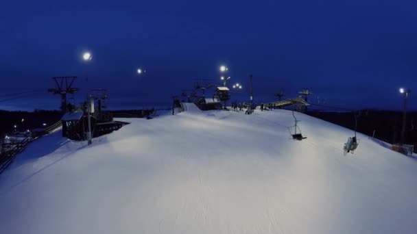 Люди їдуть на сноубордів і лижні — стокове відео