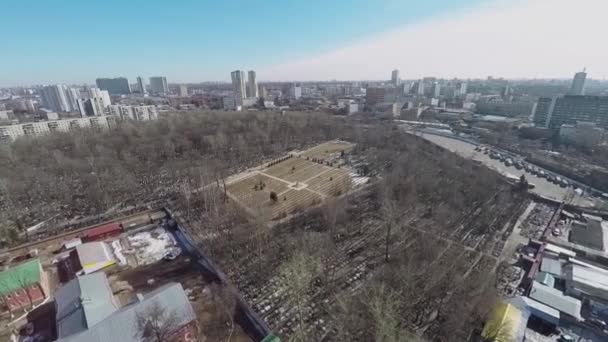 Cityscape include Preobrazhenskoe cemetery — Stock Video