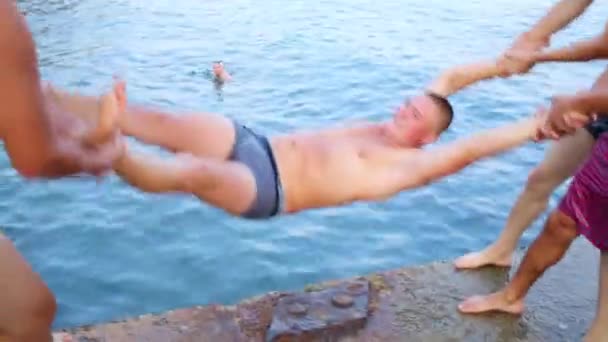 Des hommes jetant un autre homme dans l'eau . — Video