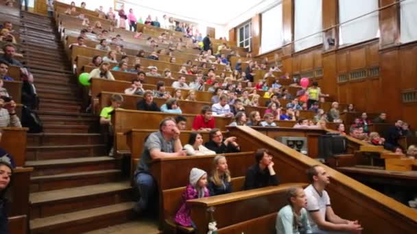 La gente escucha conferencias en audiencia — Vídeos de Stock